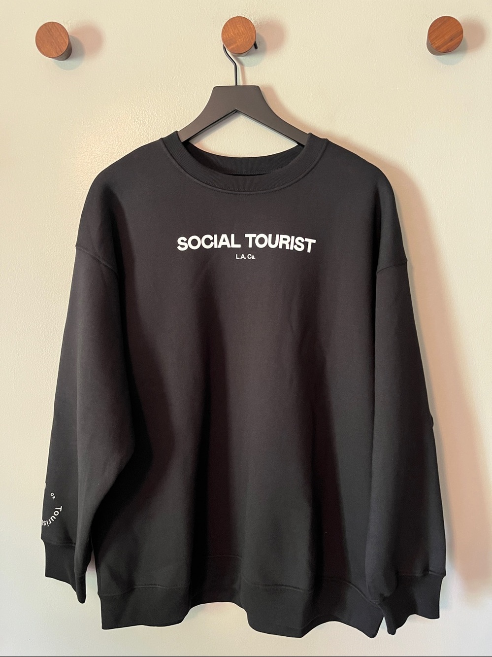 New! Hollister X Social Tourist Crewneck Sweatshirt Black Size Large
